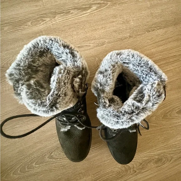 White Mountain black boots, fur lined, size 8, only worn once. - Picture 2 of 5